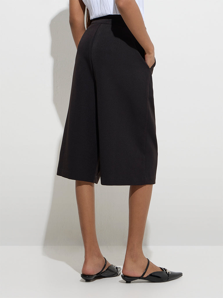 Wardrobe Black Solid High-Rise Jorts - Image 4