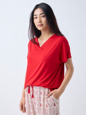 Wunderlove Red Solid V-Neck Top